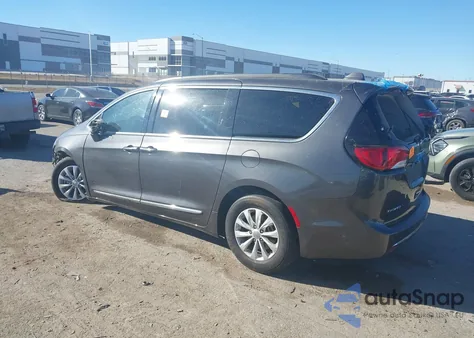 2017 Chrysler Pacifica Touring-L z USA, uszkodzony, nr VIN 2C4RC1BG4HR794551